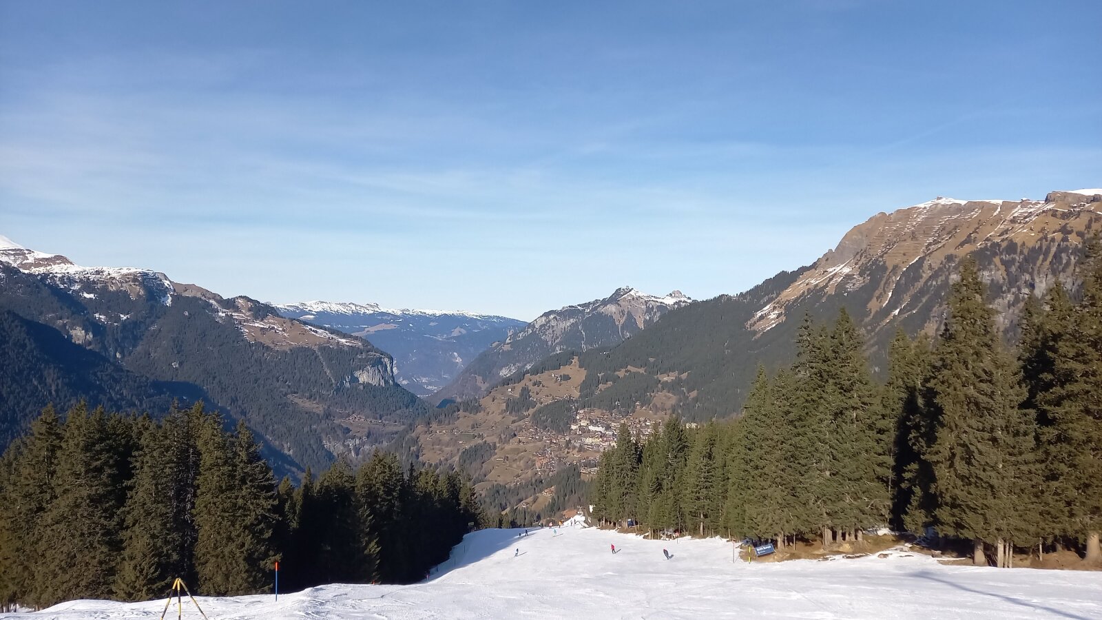 Kb. 1800 méteren vagyunk, a sípálya mellett semmi hó