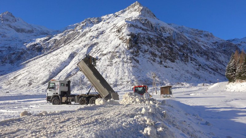 Teherautók szállították az elcsomagolt havat a sípályákhoz. | Fotó: gasteinertal.com - Kattints a képre a nagyításhoz