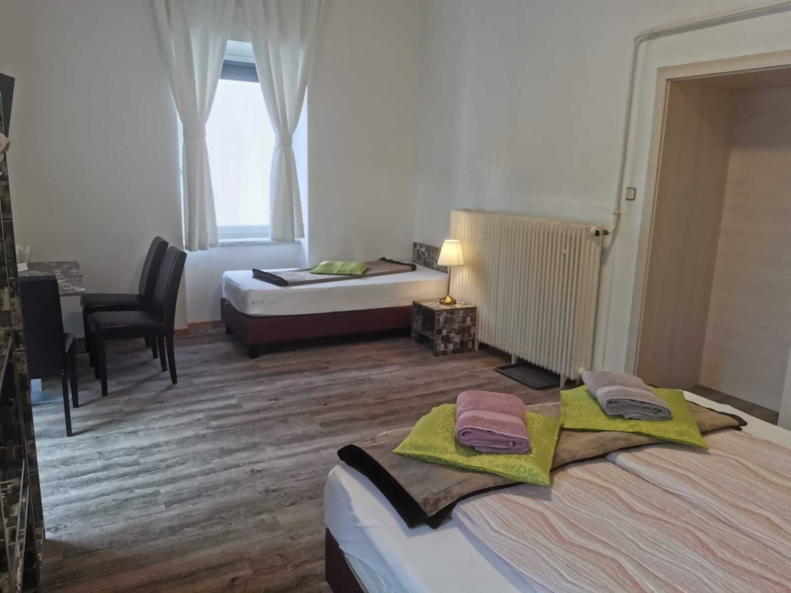 3-Bett-Zimmer-2.jpg