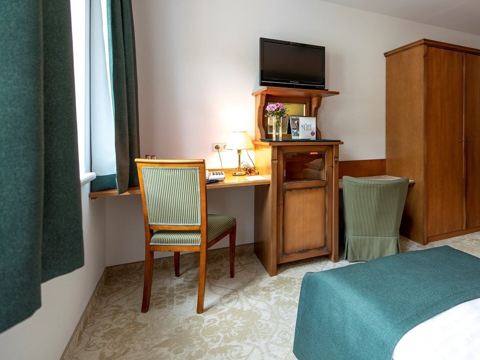 csm-Hotel-DZ-4-Tisch-Hotel-Lercher-f8c3bdc0e3.jpg