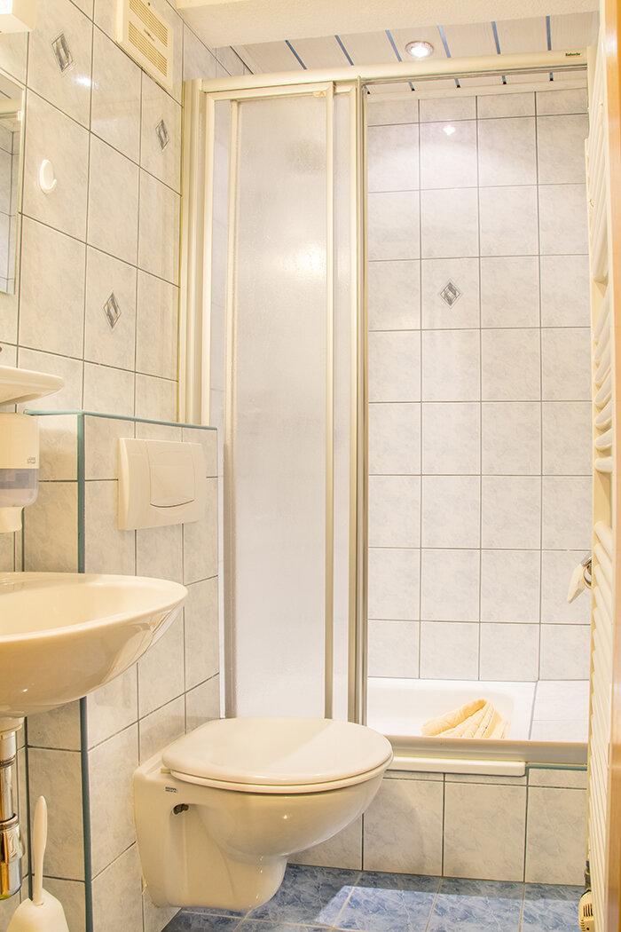 Badezimmer-Einbettzimmer-Gell02.jpg