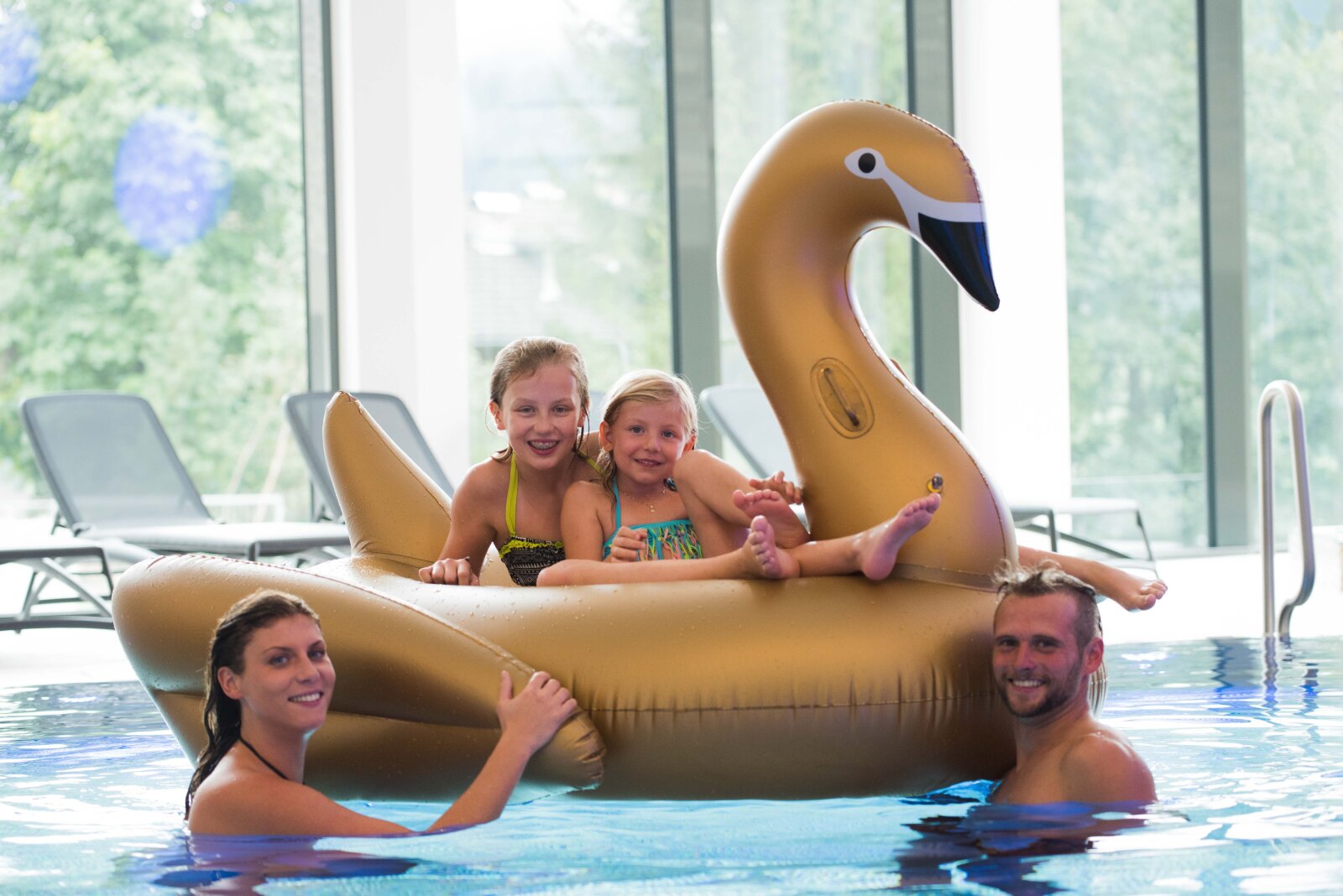 Familie-Indoorpool-1.jpg