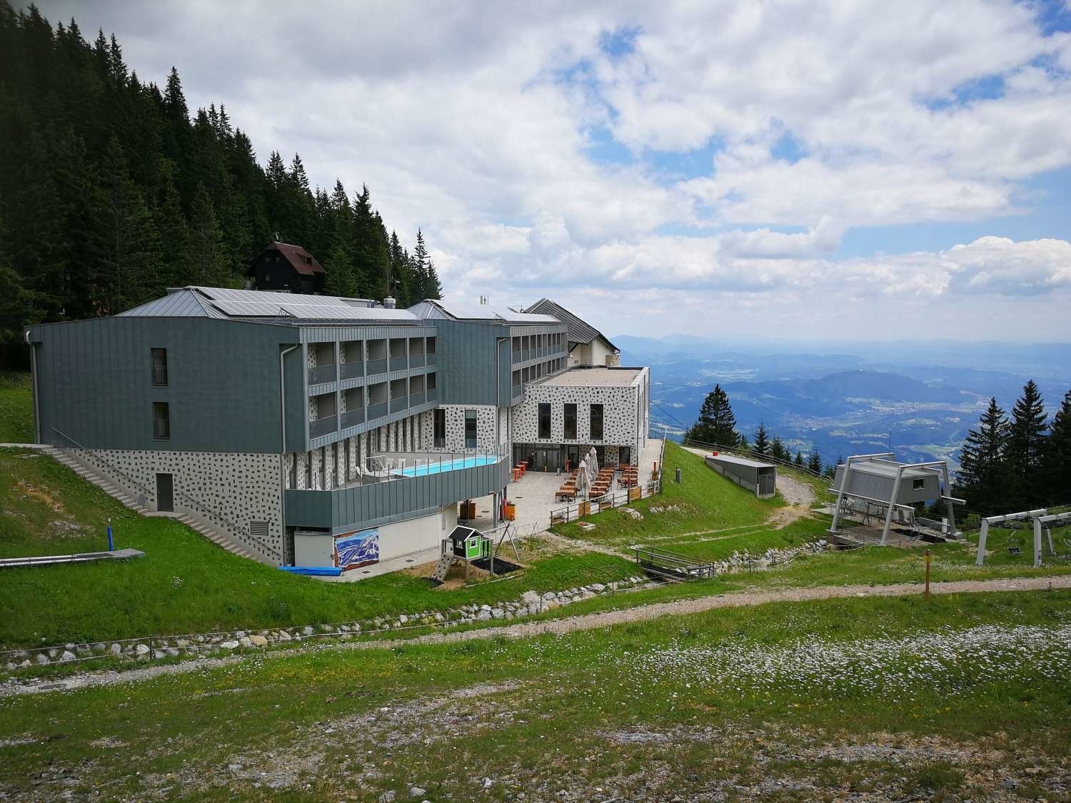 Hotel Golte - a szálloda a kabinos lift felső állomásával egy épületben található