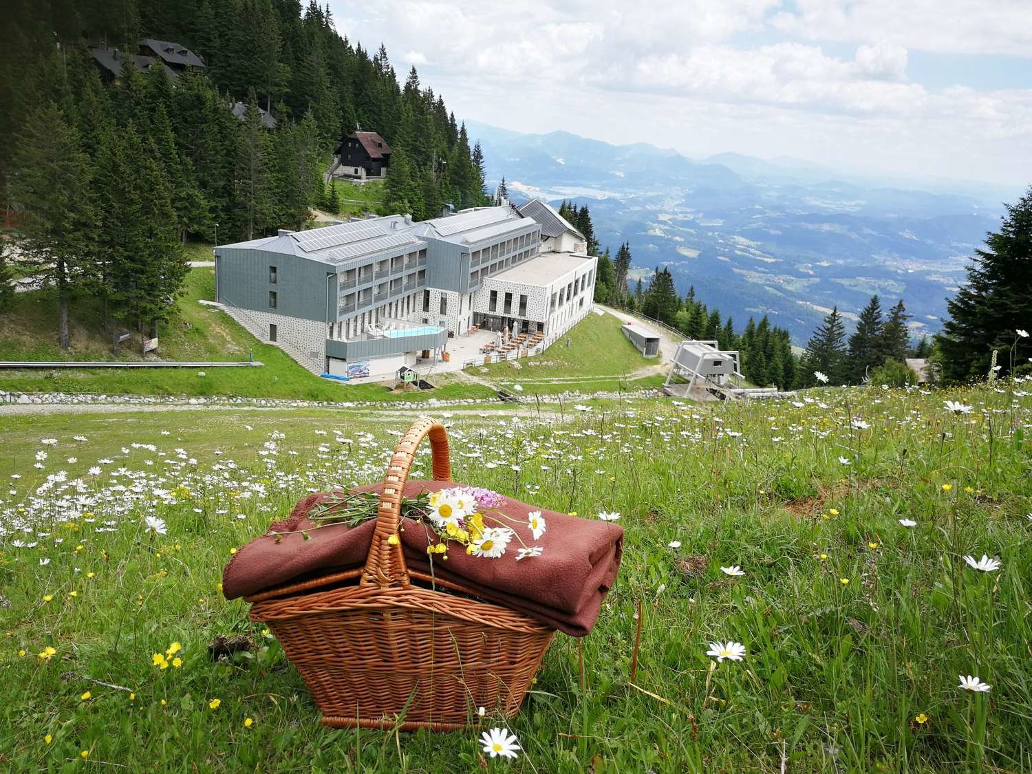 Hotel Golte - a szálloda a kabinos lift felső állomásával egy épületben található