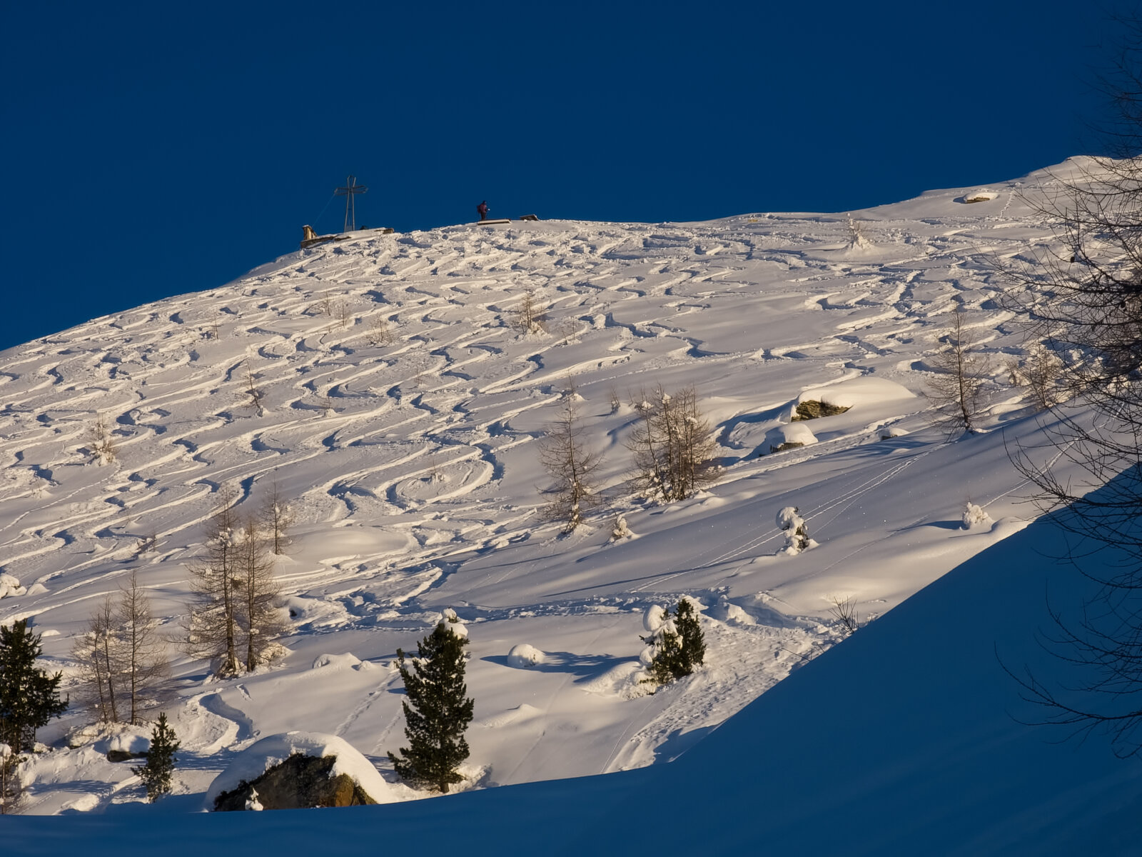 A Hüttenkogel-csúcs (2231 m) a sítúrázók kedvelt célpontja
