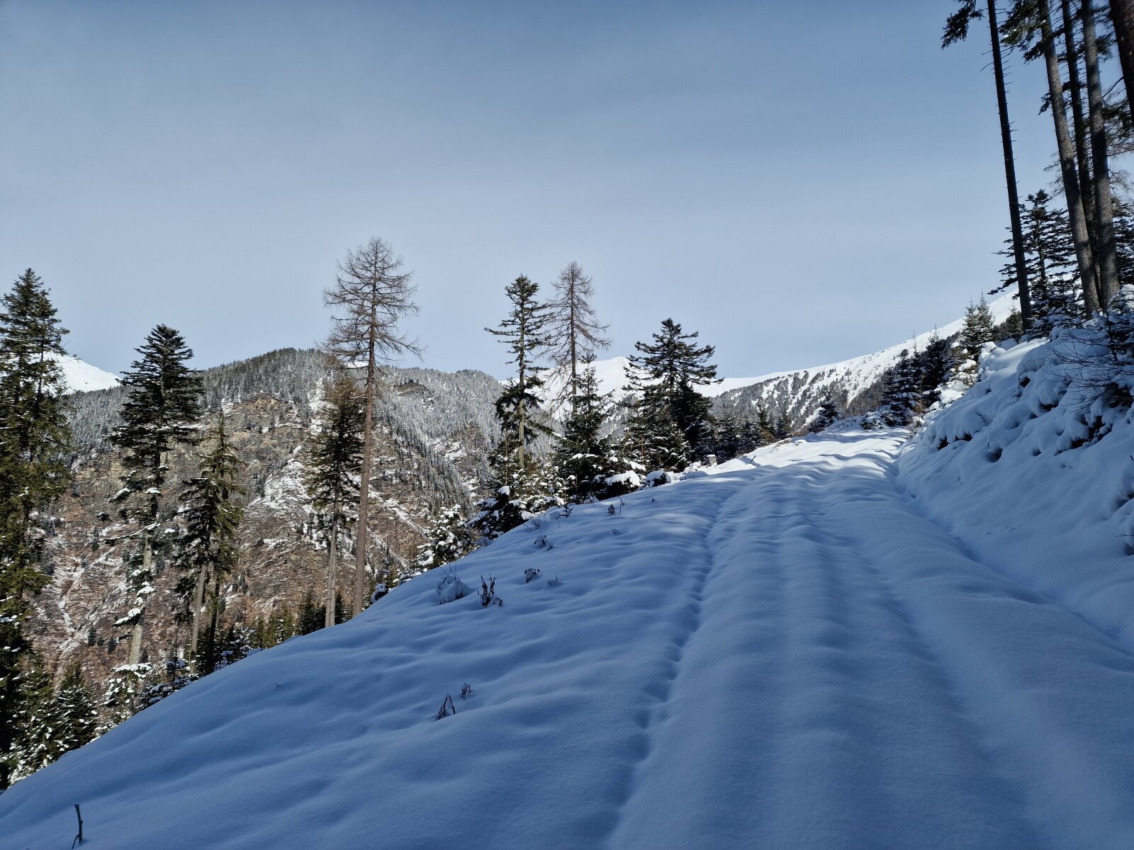 1500m-en már mélyül a hó.