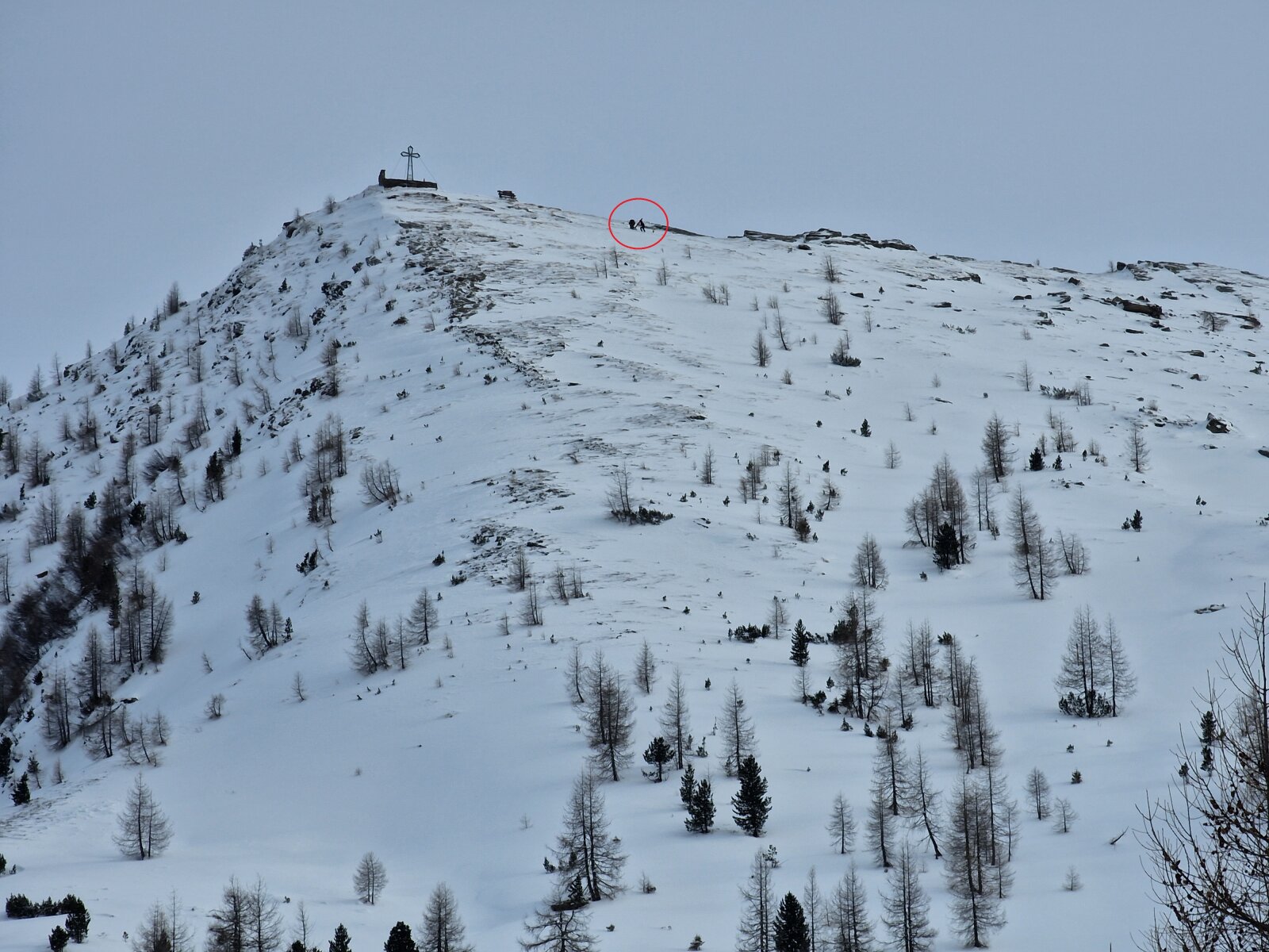 A Hüttenkogel-csúcs (2231m). Két sítúrázót láttam a csúcs közelében