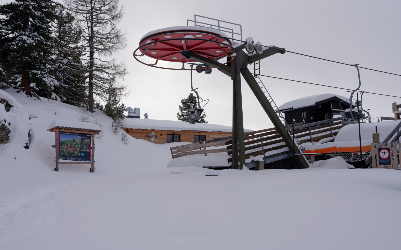 A kétüléses felvonó felső állomása és a Graukogel-hütte