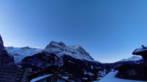 Az Eiger mellett még fent van a Hold