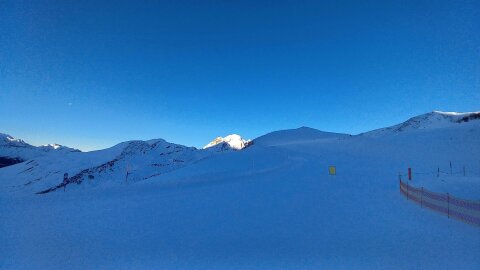 A Faulhorn irányba a hegy tetejét már süti a Nap