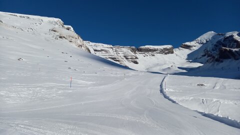 A sziklákon látszik itt nincs méteres hó. 2300 méter felett vagyok