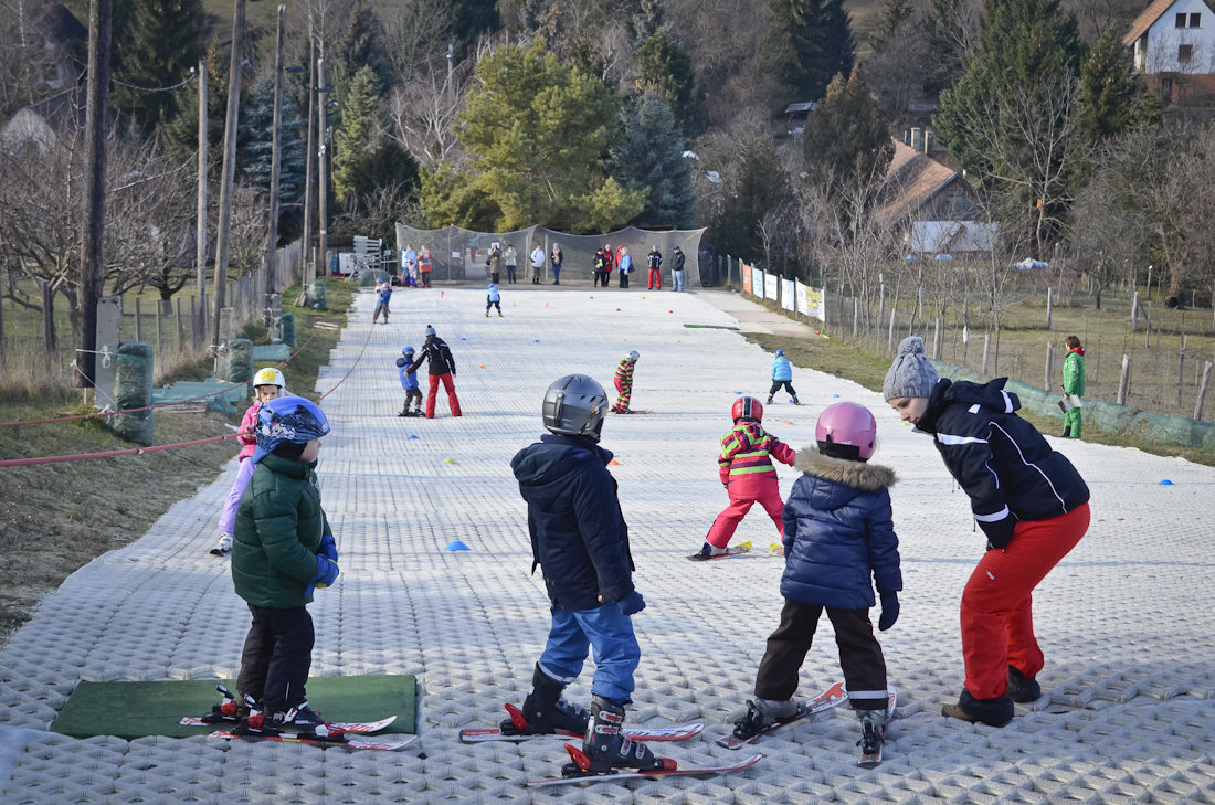 A műanyag pályán a gyerekek nagyon gyorsan megtanulnak síelni, jó levegőn vannak és fejlődik a mozgáskoordinációjuk. | Fotó: Zelnik Péter, Magyar Turizmus Zrt.