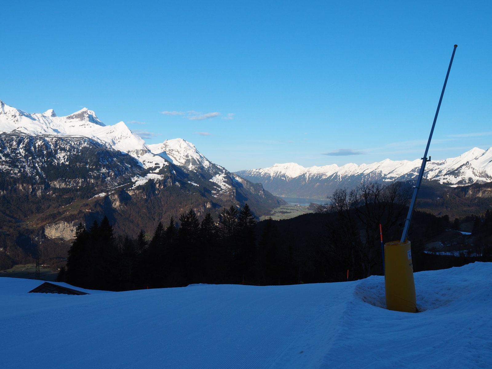 a völgyben a Brienzersee