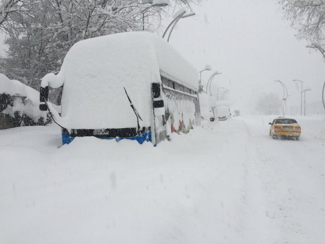 A kedvelt tengerparti üdülővárosban, Bartinban 93 cm hó esett: Fotó: Ayhan Acar DHA