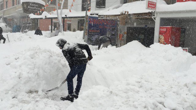 A kedvelt tengerparti üdülővárosban, Bartinban 93 cm hó esett: Fotó: Ayhan Acar DHA