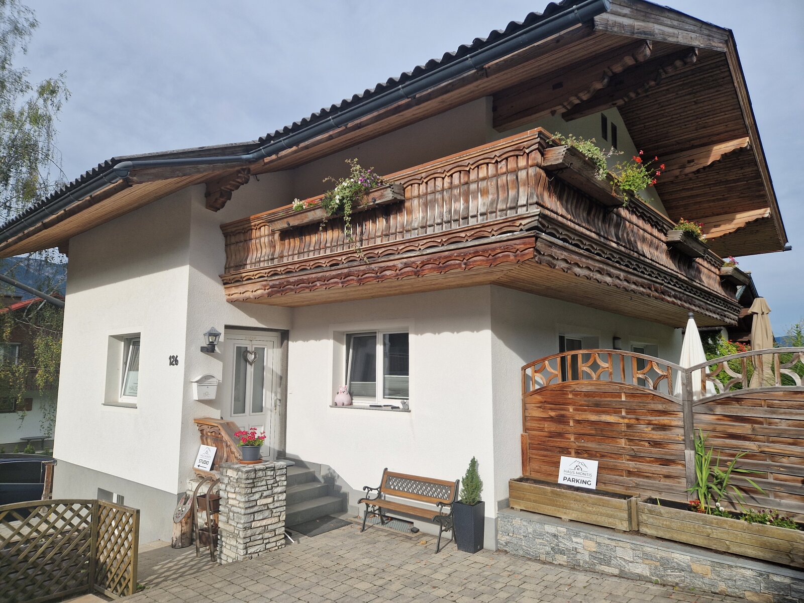 hausmontis-bejarat.jpg