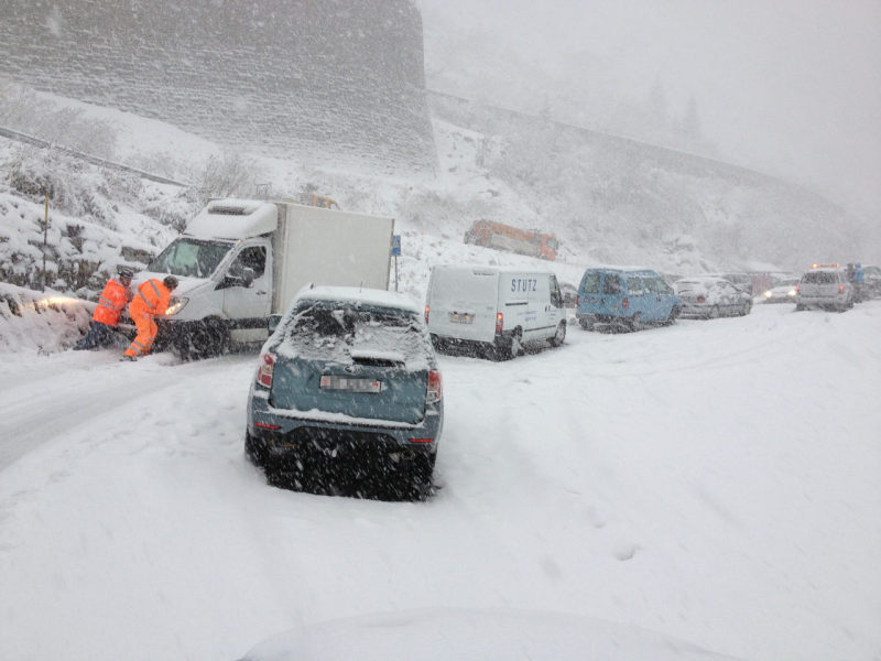 A tegnapi havazás képei (kb. 40 darab). Káosz az utakon, Andermatt (CH) - Kattints a képre a nagyításhoz