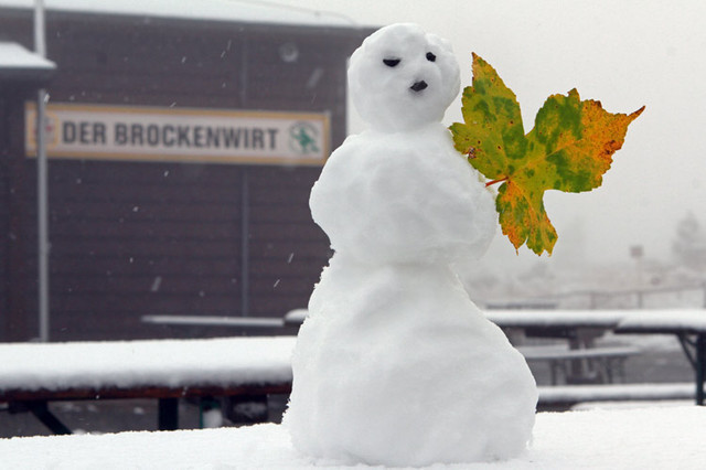 Októberi hóember Németországban - Fotó: dpa