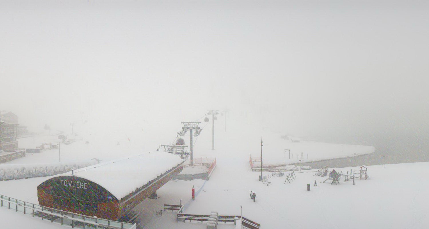Tignes webkamera ma délben: 3000 méter felett 65 cm hó hullott
