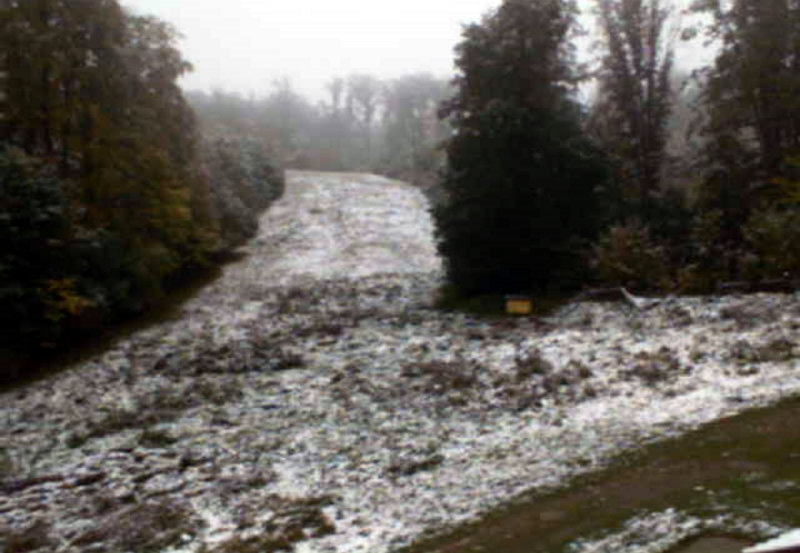 Bánkúton 1-2 cm lepel hó borította a sípályát