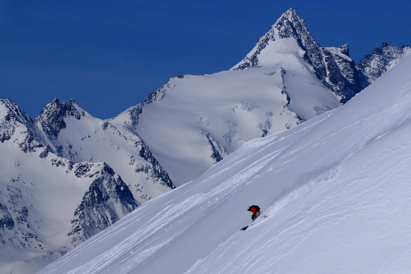 Skifahrer-Grossglockner-Hintergrund.jpg