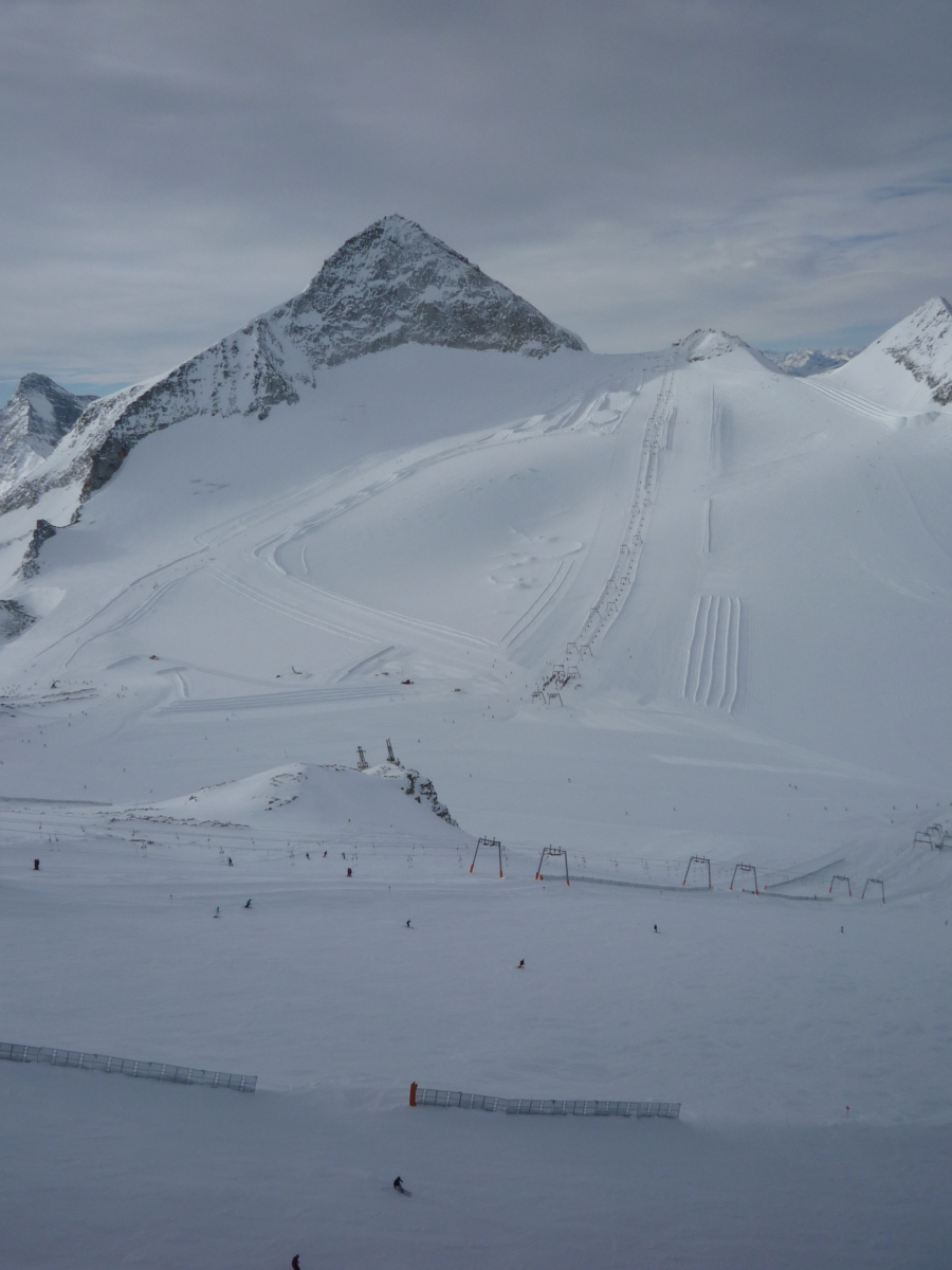 Olperer (3476 m) és a gleccserpályák a Gefrorene Wand kilátójából