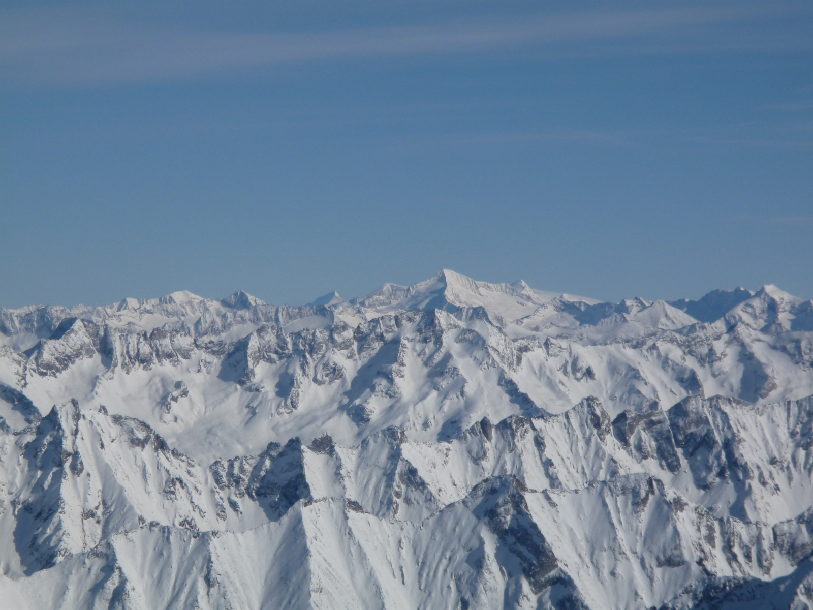 Kilátás a Grossvenedigerre (3674 m), tőle balra a második csúcs a távolabbi Grossglockner (3797 m)