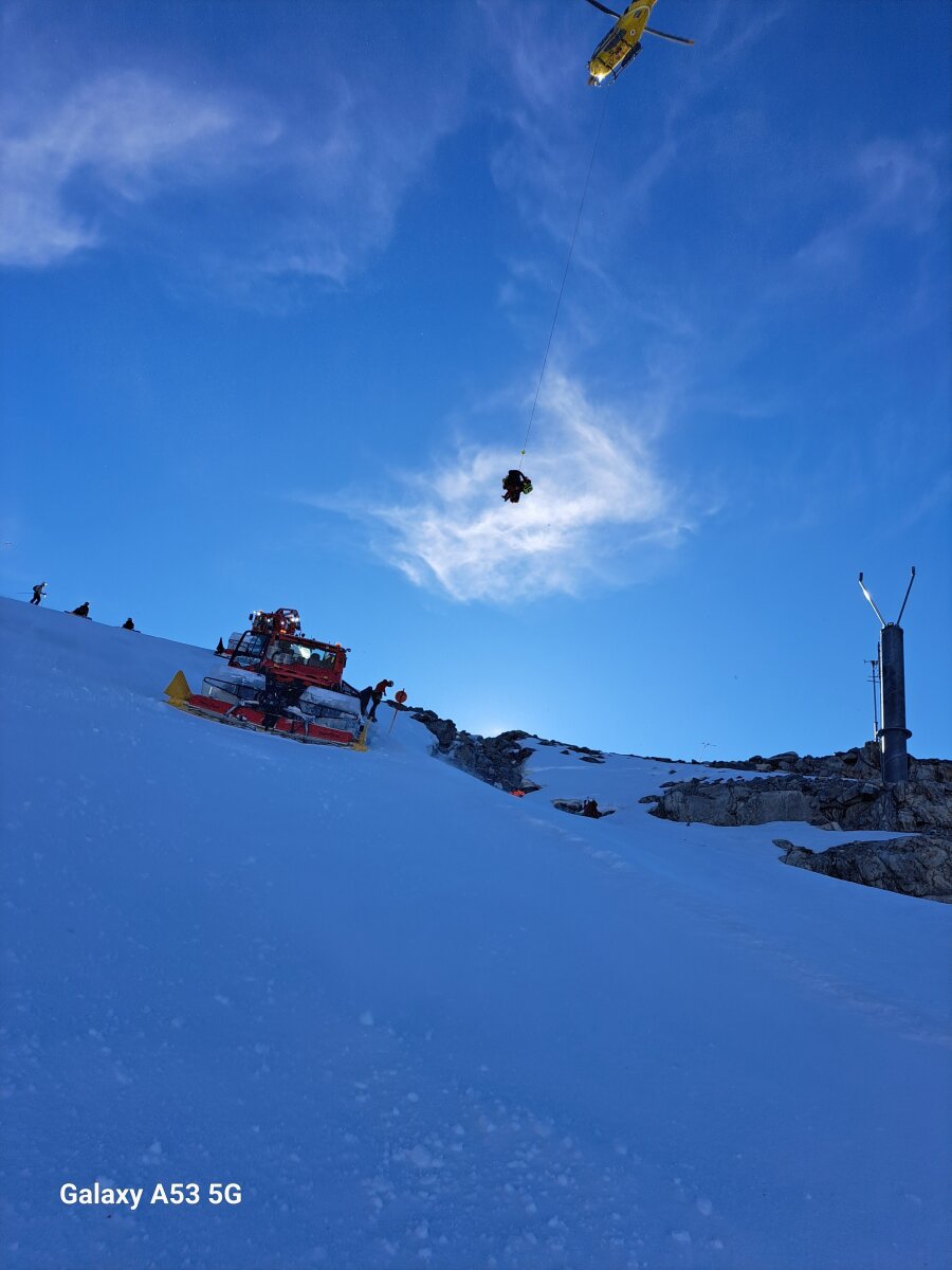 Helikopteres mentés gleccserhasadékból