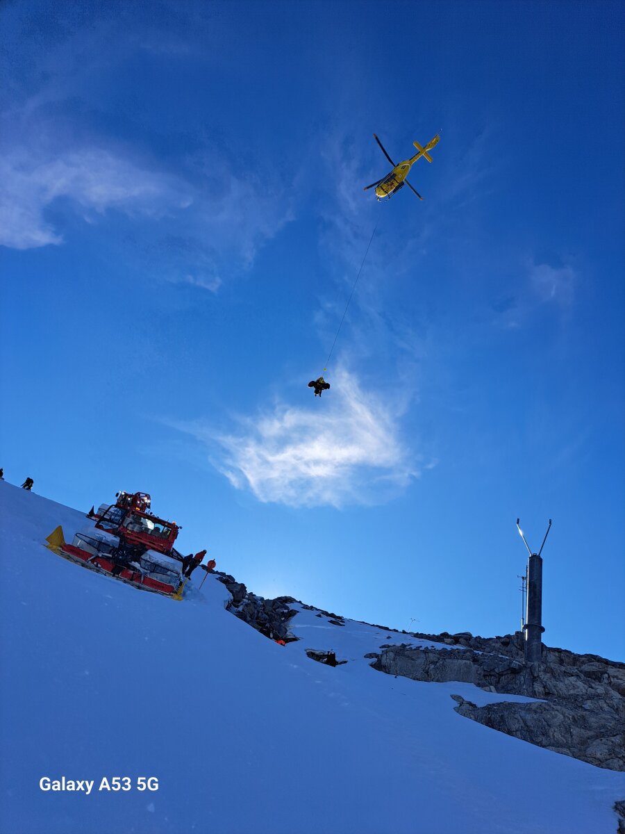 Helikopteres mentés gleccserhasadékból