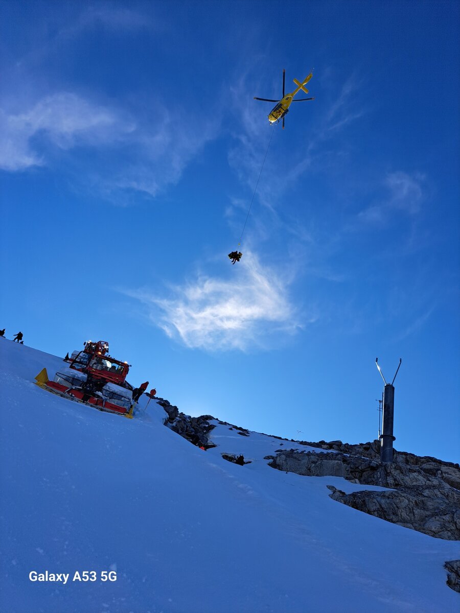 Helikopteres mentés gleccserhasadékból