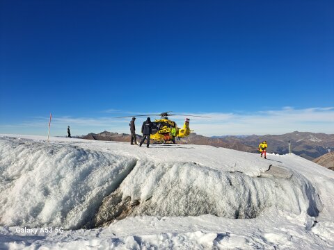 Helikopteres mentés gleccserhasadékból