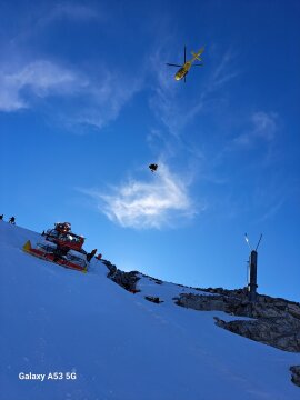 Helikopteres mentés gleccserhasadékból