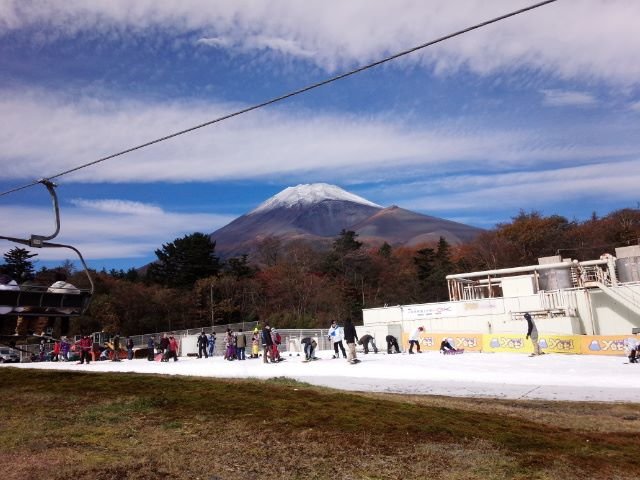 Már most havas a Fudzsi teteje a háttérben