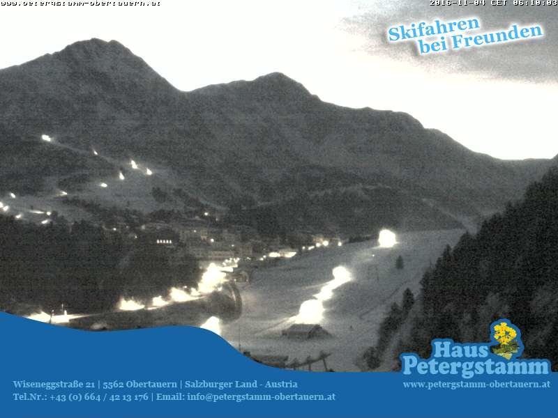Obertauern, hajnalodik, lassan lekapcsolják a hóágyúkat