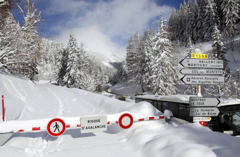 Chamonix, az út lavinaveszély miatt lezárva