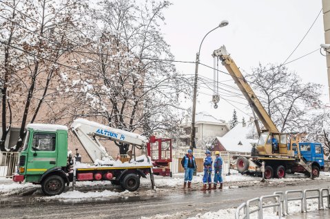 A hó súlyától megdőlt villanyoszlop Csíkszeredában 2016. március 24-én. MTI Fotó: Veres Nándor