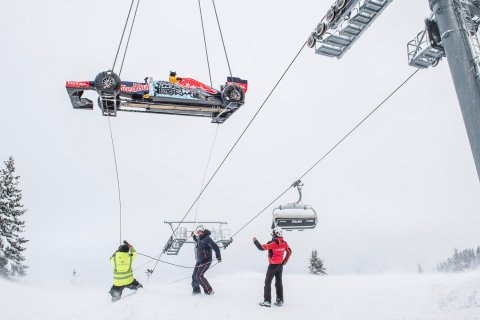 Helikopterrel érkezik a versenyautó (Kép: Red Bull)