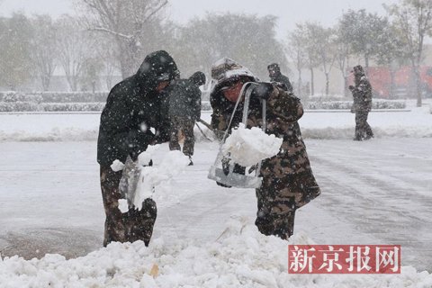 Peking: a hadsereg eltünteti a havat (Kép: The Beijing News)