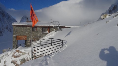 Havazás a héten. 40 cm hó a menedékháznál (Refuge des Ecrins, 3161 m)