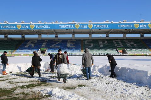 Rize stadionjában 90 cm vastag havat kellene eltűntetni
