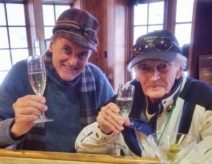 105 évesen a kép jobb oldalán a tavalyi síelés után (Kép Crystal Mountain / Facebook)