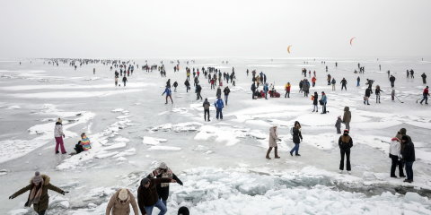 A Badacsonytól indult részvevők megérkeznek a jégen a fonyódi főstrandhoz a Balaton-átcsúszáson 2017. január 28-án. MTI Fotó: Mohai Balázs