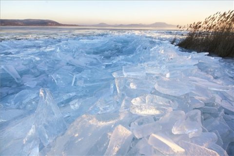 A viharos szélben összetört és feltorlódott jégtáblák a Balatonon, Balatonberénynél 2017. január 7-én. MTI Fotó: Varga György