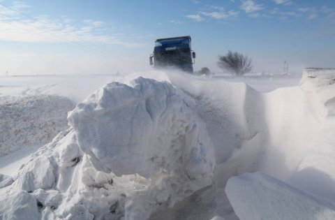 Hófúvásban elakadt kamion Borsod-Abaúj-Zemplén megyében, a Gesztely és Újharangod közötti úton 2017. január 18-án. MTI Fotó: Vajda János