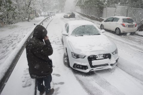 Elakadt autók a havazás miatt járhatatlanná vált Eötvös úton, a Normafa közelében 2017. április 19-én. MTI Fotó: Demecs Zsolt