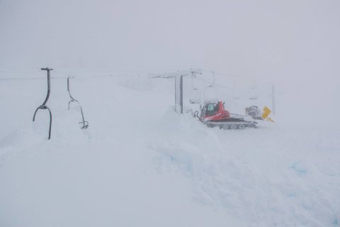 Az egyik lift kiásása a hó alól