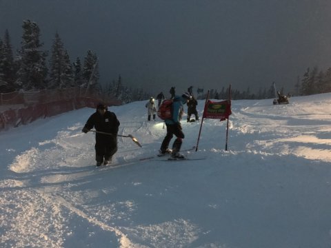 Munkában a pályamunkások a kezdés előtt (Kép: FIS Alpine / Twitter)