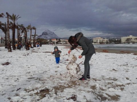 Vega Baja del Segura: hóembert építenek a tengerparton