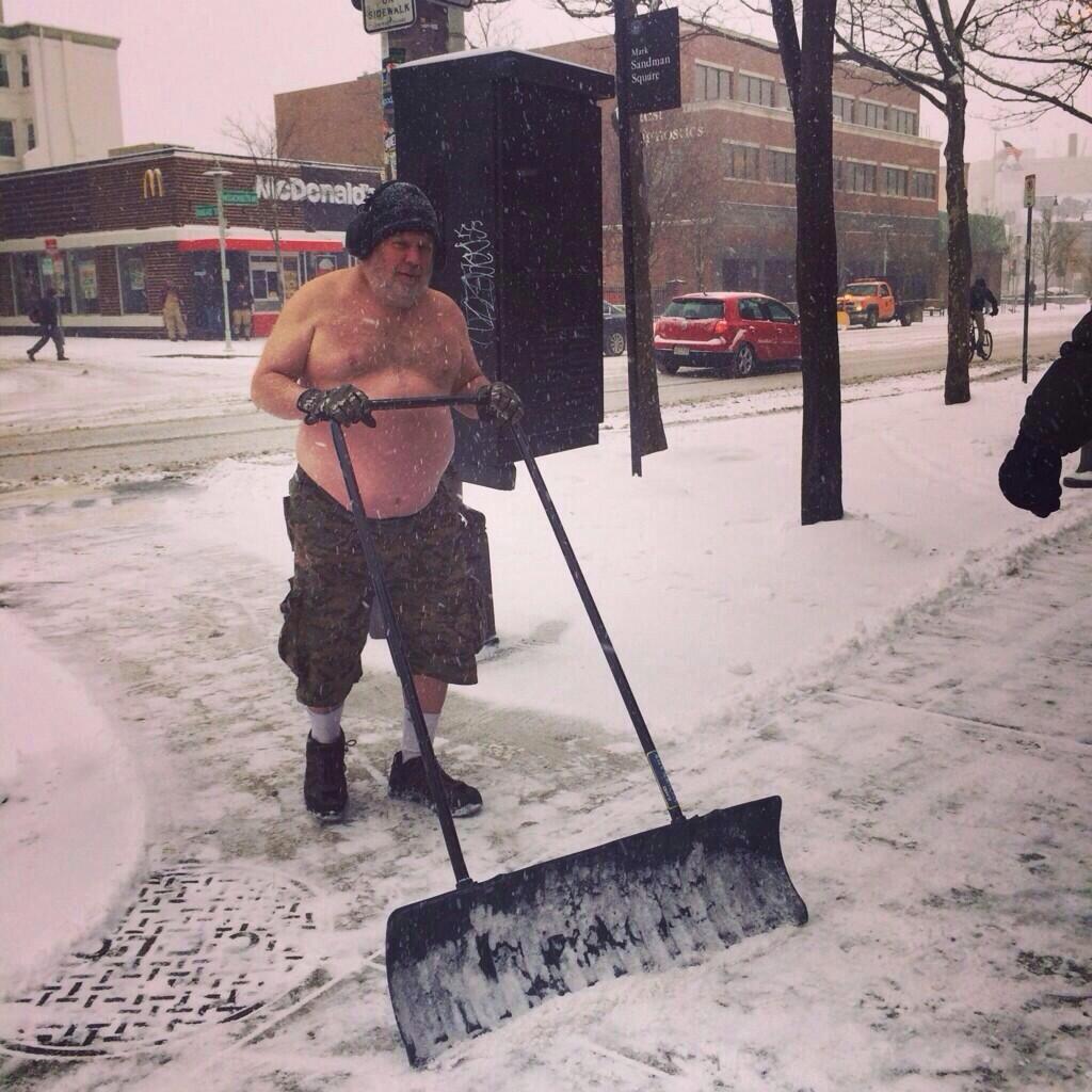 Félmeztelen férfi havat lapátol Bostonban (Kép: twitter / @BostonTweet)