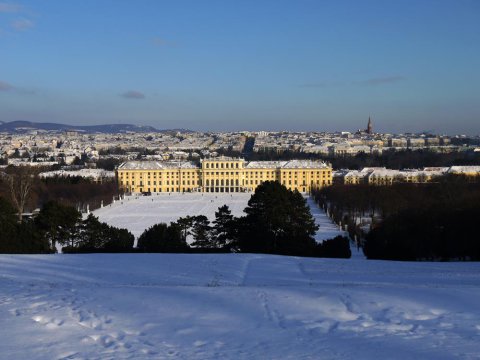 Téli látkép a Gloriettéről a kastély felé (Kép: Schloß Schönbrunn)
